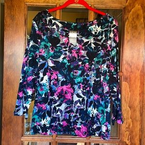 Quarter length sleeve, multi colored shirt. Excellent condition! Size-Large